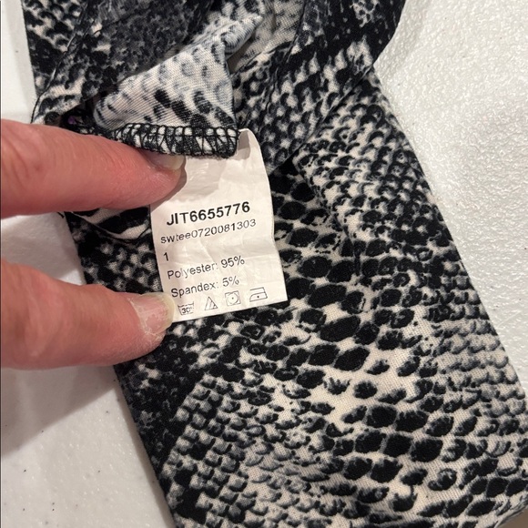 One-Shoulder Snake Print Top - Picture 3 of 4